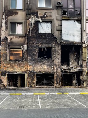 Irpin, Ukrayna - 22 Mayıs 2022: Rus mermisinin etkisiyle evin ön cephesi yıkıldı. Irkçılık. Ukrayna 'da savaş. Sivil binaların yıkımı. Yüksek kalite fotoğraf.
