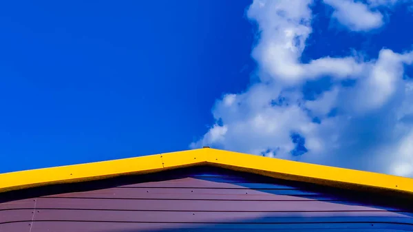 Элемент Фасада Крышей Дома Фоне Голубого Неба Высокое Качество Фото — стоковое фото