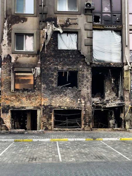 Irpin, Ukrayna - 22 Mayıs 2022: Rus mermisinin etkisiyle evin ön cephesi yıkıldı. Irkçılık. Ukrayna 'da savaş. Sivil binaların yıkımı. Yüksek kalite fotoğraf.