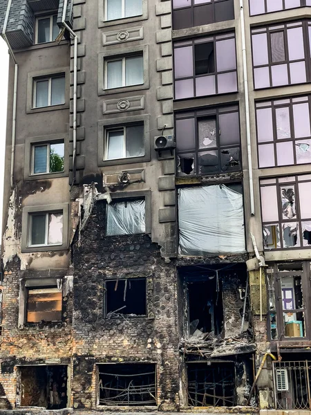 Irpin, Ukrayna - 22 Mayıs 2022: Rus mermisinin etkisiyle evin ön cephesi yıkıldı. Irkçılık. Ukrayna 'da savaş. Sivil binaların yıkımı. Yüksek kalite fotoğraf.
