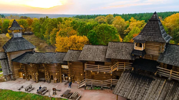 Ortaçağ rekonstrüksiyonunun olduğu köyde sonbaharın hava aracı görüntüsü. Yüksek kalite fotoğraf
