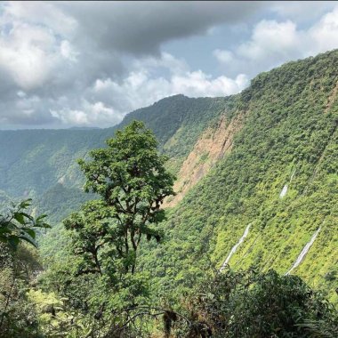 Tropik dağ ve yükseltilmiş manzara