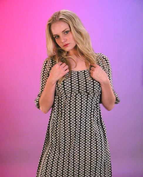 Sexy Blond Model Melissa Poseren Een Jurk — Stockfoto