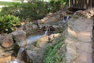 Dört şelale ve yeşillikli bir köprü