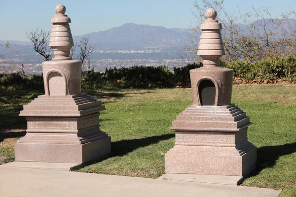 İşaretsiz Budist Mezar Taşları, Rose Hills, Whittier, CA