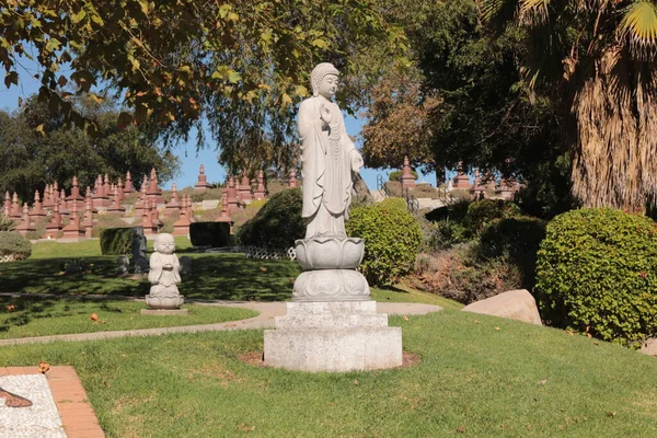 Estátua Budista Frente Das Sepulturas Budistas Rose Hills Whittier — Fotografia de Stock