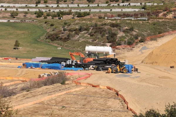 Rose Hills, Whittier, CA su boruları yüklemek için büyük toprak hareket ekipmanları