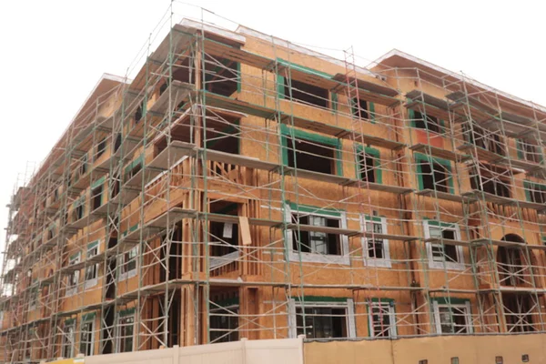 Büyük apartman yapım aşamasında.