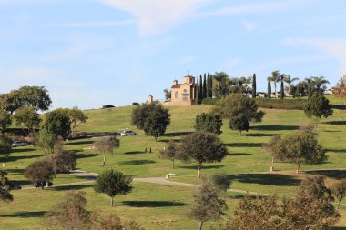 Bir tepedeki şapel, Rose Hills Mezarlığı, Whittier, CA 