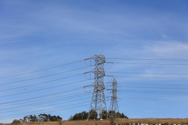 60 metre çok yüksek voltajlı elektrik iletim kuleleri.