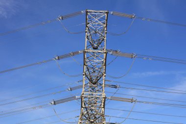 150 fit yüksekliğindeki bir elektrik kulesinin tepesini kapatın.