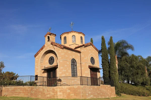 Bir tepedeki şapel, Rose Hills Mezarlığı, Whittier, CA