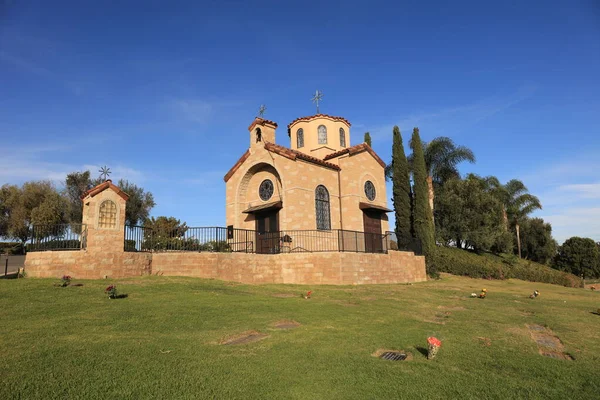 Rose Hills Mezarlığı 'ndaki küçük şapel, Whittier, CA