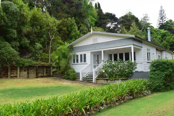 Bella casa en la playa, con bello jardin, cerca del cerro, Paihia, Adalar Körfezi, New Zeland
