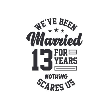 13. yıldönümü kutlaması. 13 yıldır evliyiz, hiçbir şey bizi korkutamaz.