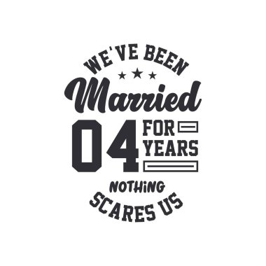 4. yıldönümü kutlaması. 4 yıldır evliyiz, hiçbir şey bizi korkutamaz.