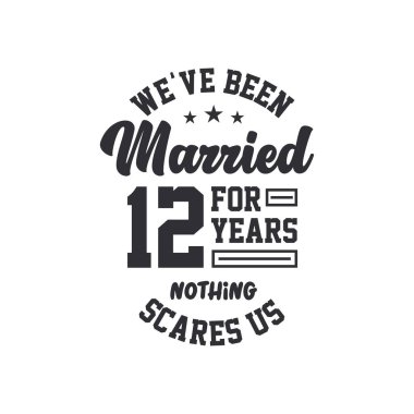 12. yıldönümü kutlaması. 12 yıldır evliyiz, hiçbir şey bizi korkutamaz.