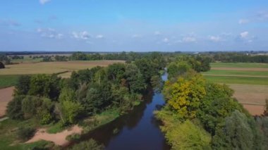 Polonya 'nın merkezindeki küçük nehrin üzerinden uçun.. 