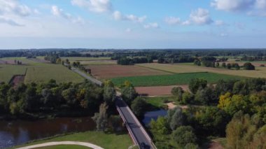 Polonya 'nın merkezindeki küçük nehrin üzerinden uçun.. 