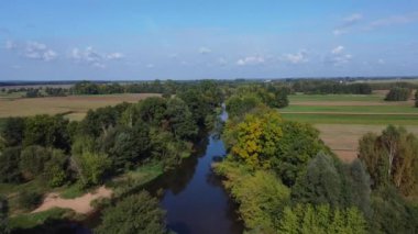 Polonya 'nın merkezindeki küçük nehrin üzerinden uçun.. 