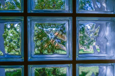 Güneşle aydınlanan cam kiremitlerin arka planı.