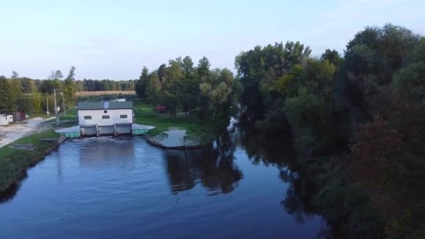 ポーランドの小さな川に架かる水力発電所と橋 — ストック動画