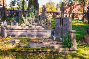 Polonya 'daki eski Katolik mezarlığı.. 