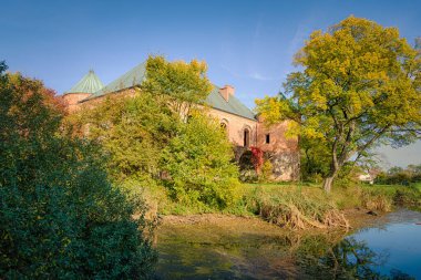 Polonya 'nın merkezinde, Modliszewice köyünde tarihi bir şato..