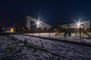 Polonya 'da küçük bir kasabada umumi bir anaokulu inşa etmek..