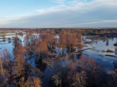 İlkbahar aylarında küçük bir nehirden eriyen seller ve su baskınları.