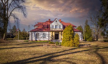 Saray, su değirmeni ve Polonya kırsalındaki diğer tarihi binalar..
