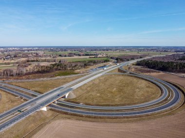 Otoyol çıkışı ve girişi, üst görünüm.