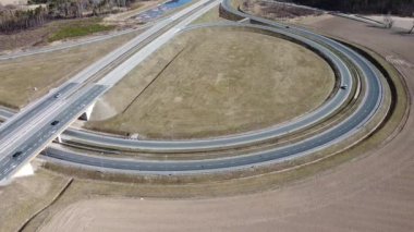 Yerel bir karayolu ile bir otoyolun kavşağı.