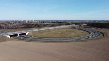 Yerel bir karayolu ile bir otoyolun kavşağı.