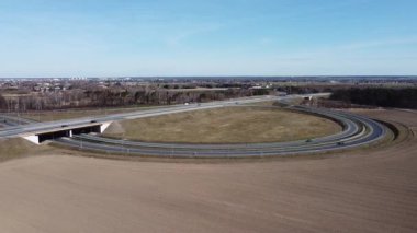 Otoyol ve kavşağın üzerinden uçmak.