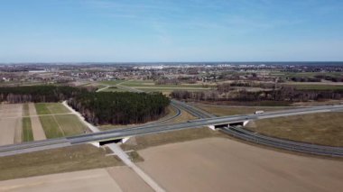 Otoyol ve kavşağın üzerinden uçmak.