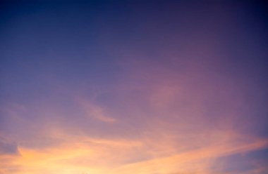 Gökyüzündeki bulutlar batan güneşle aydınlanıyor..