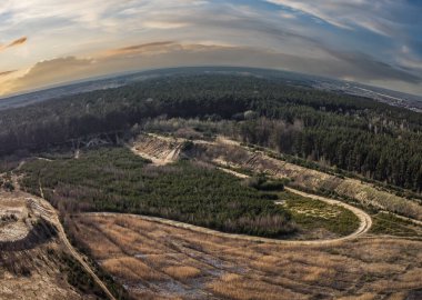 Batan güneşin ışığında gizemli bir manzara..