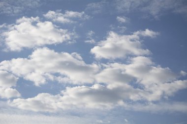 Mavi gökyüzünde beyaz bulutlar.