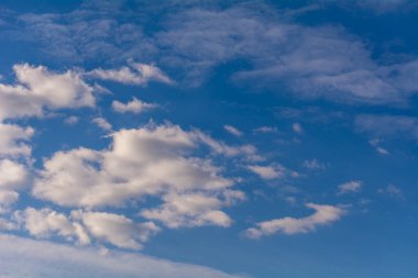 Mavi gökyüzünde beyaz bulutlar.