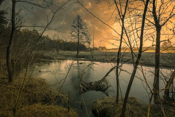 以落日和河流为背景的风景画 — 图库照片