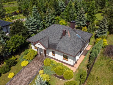 Havadan çekilmiş küçük bir aile evi..