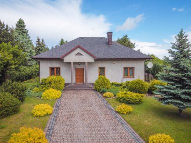 Havadan çekilmiş küçük bir aile evi..