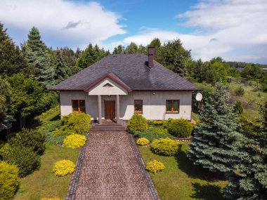 Havadan çekilmiş küçük bir aile evi..