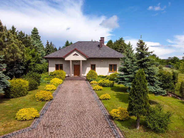 Havadan çekilmiş küçük bir aile evi..