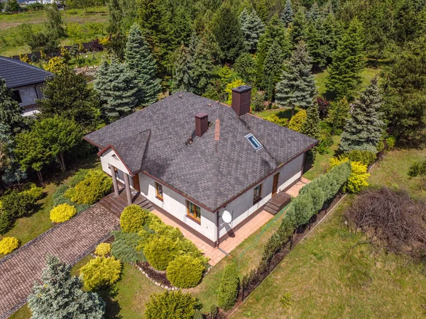 Havadan çekilmiş küçük bir aile evi..