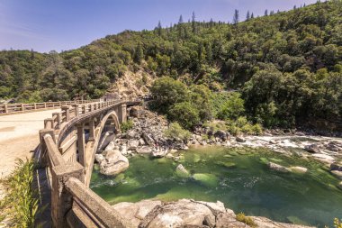 Kaliforniya, ABD 'de tarihi köprüleri olan Yuba Nehri..