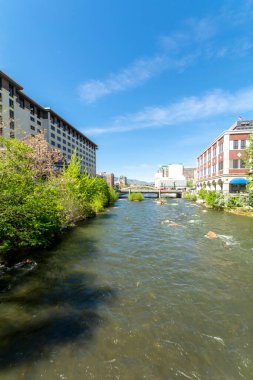Truckee Nehri üzerindeki Reno şehri, ABD.