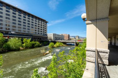 Truckee Nehri üzerindeki Reno şehri, ABD.