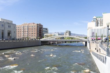 Truckee Nehri üzerindeki Reno şehri, ABD.